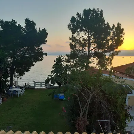 Villa By The Sea - πάνω στη θάλασσα